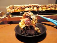 本体（奥）から小さく切り離した悪魔の恵方巻の断面＝都内