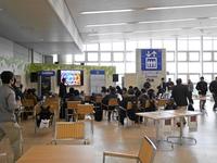 万博公園駅構内イベントスペースで開催された「どぼくカフェ」。ふらっと立ち寄る人も多く、なかなかの参加人数に。