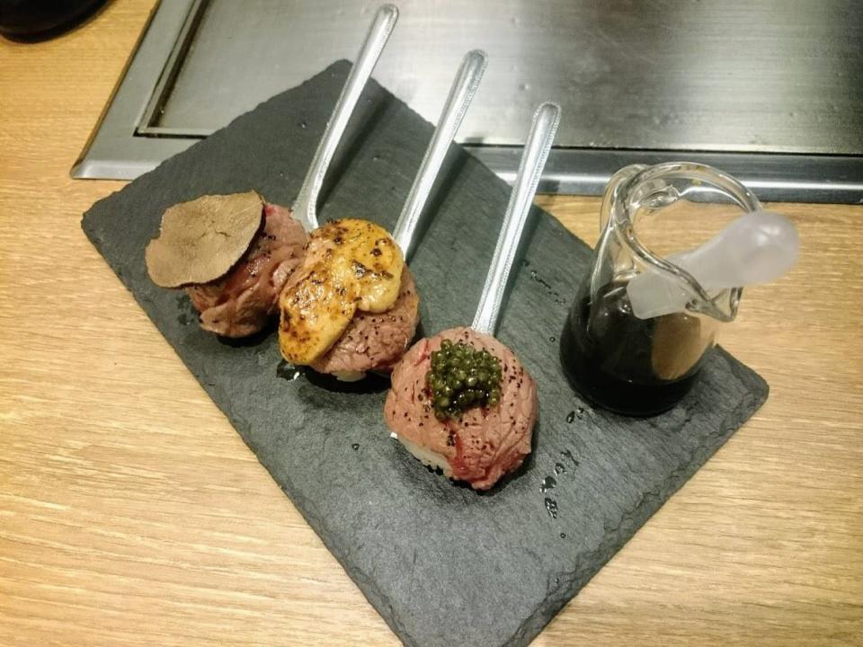 お店イチオシの「世界三大珍味の鉄板肉てまり」は９８０円のお値打ち価格