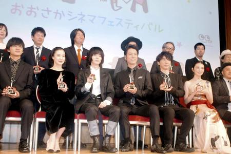 昨年の表彰式では菅田将暉、桐谷健太（中央）が主演男優賞Ｗ受賞＝２０１８年