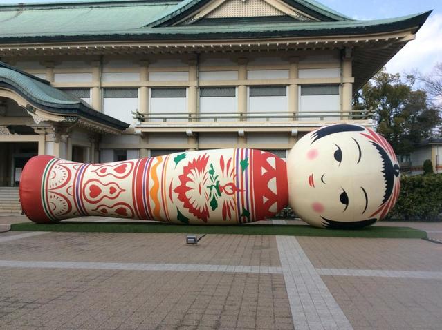 超巨大こけし京都に出現！しかもなぜ寝転んでいるのか…それがアートだ ...