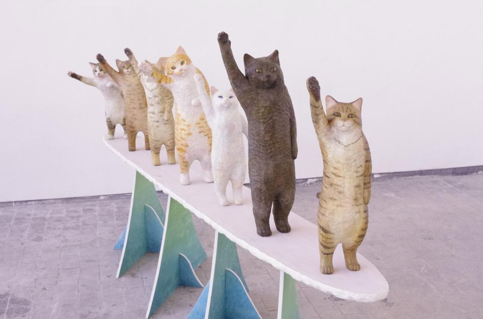 「ねえねえ、ハイタッチしよー！」という猫たちの声が聞こえてきそうな彫刻作品＝いずれも花房さくらさん（@hanafusa_sakura）提供