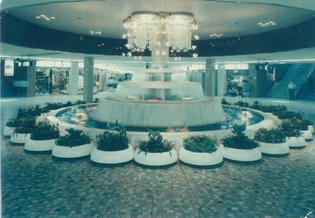 1970年に誕生した初代泉の広場（大阪地下街株式会社提供）