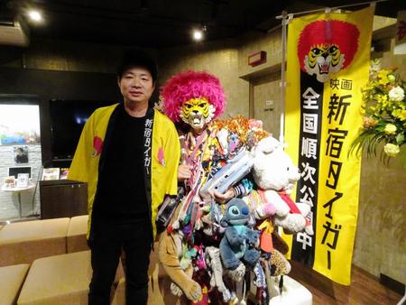 佐藤慶紀監督（左）と関西での上映に期待を込める新宿タイガー＝東京・テアトル新宿