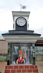 毎時０分に現れる渋沢栄一翁の胸像が話題の、ＪＲ深谷駅前のからくり時計（shyougo1（@shyougo0124）さん提供）