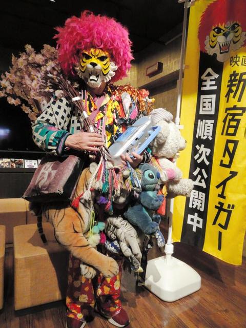映画「新宿タイガー」ヒットで関西上映決定 虎のお面かぶった71歳の新聞配達員を直撃