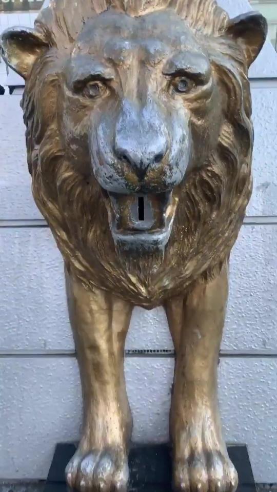 新宿東口のライオン像に硬貨を投入すると…（提供：Royz昴さん@royz_214_subaru）