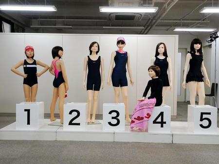 左から順に昭和～平成の女子スクール水着の変遷がマネキンで展示されている会場＝都内
