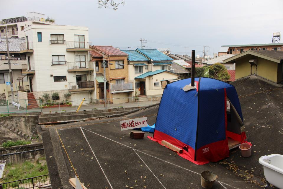 屋外でもサウナが楽しめる「テントサウナ」＝神戸市、湊山温泉