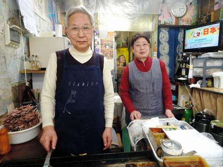 「中畑商店」を切り盛りして51年になる中畑安弘さん（左）と妻・勝代さん＝神戸市内