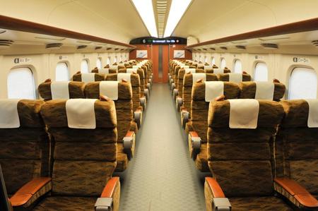 山陽・九州新幹線N700系  S編成の車内。指定席は片側２列+２列の４列シート。座席と座席の間にある中肘掛けの幅はゆとりの140ミリ
