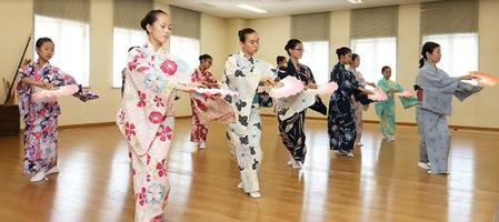 　日本舞踊のレッスンを受ける生徒たち（提供・宝塚コドモアテネ）