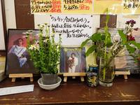 「傷だらけの天使」の舞台となったビル内の店では、萩原健一さんへのメッセージや花が手向けられていた＝都内