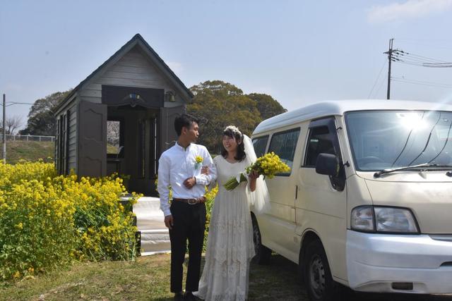 ＤＩＹカーで車中泊…旅するユーチューバー夫婦が挙げた「移動結婚式」が素敵すぎる