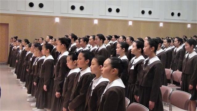 「あの宝塚音楽学校で学びたい」と集う少女たち　「附属校」で入学式