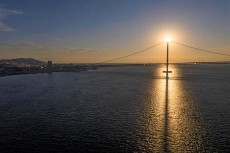 谷さんがドローンで撮影した明石海峡大橋と朝日の“共演”