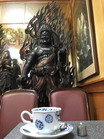 仏像に見守られながらコーヒーを飲む