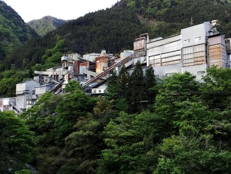 橋から望む山腹の工場。要塞を思わせる光景だ＝東京・奥多摩町