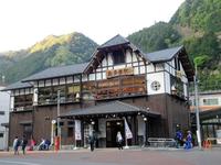 東京最西端に位置するＪＲ奥多摩駅。山小屋を思わせる駅舎だ