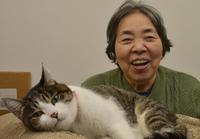 老人ホームで飼っていた猫と面会して喜ぶ人。わんにゃお信託利用者