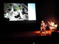 岩合光昭氏プロフィール写真　（ｃ）Ｉｗａｇｏ　Ｐｈｏｔｏｇｒａｐｈｉｃ　Ｏｆｆｉｃｅについて語る同氏と司会者＝川崎市民ミュージアム