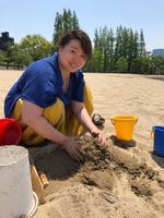こよなく愛する淀川の砂で遊ぶ児玉理沙さん＝大阪ふれあいの水辺