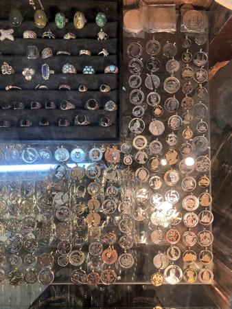 世界各国の加工された硬貨が並ぶエジプト・ダハブのコイン屋／よしかわ（@yoshikawa____36）さん提供
