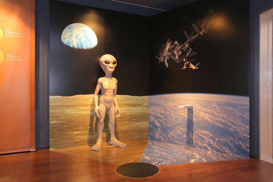 展示コーナーでは宇宙人像と記念写真が撮影できる（星の文化館提供）