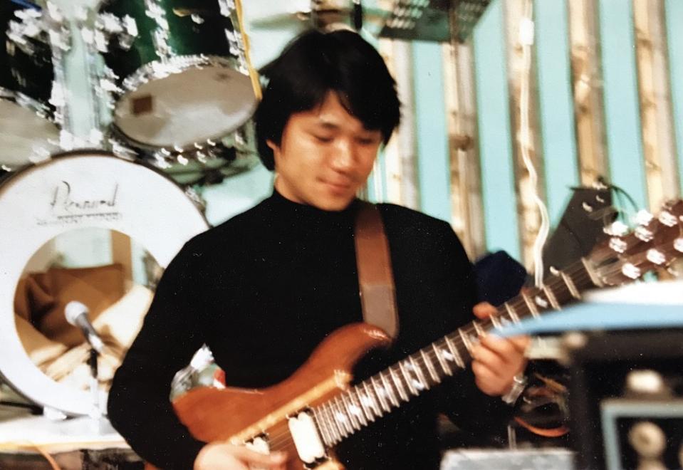 スタジオミュージシャンとして活躍していた1980年代の塩谷信廣さん（提供）
