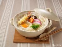 「うどんスープ」を使った調理例・鍋焼きうどん（ヒガシマル醤油提供）