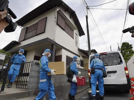 川崎の児童殺傷事件 　岩崎隆一容疑者の自宅から段ボール箱などを運び出す神奈川県警の捜査員＝２９日、川崎市麻生区