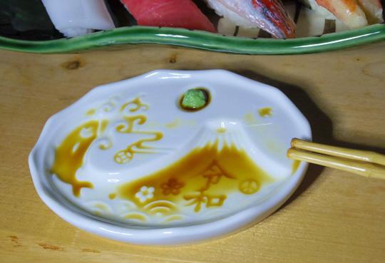 醤油を注ぐと絵柄が浮き出る小皿が話題 発案したデザイナーが抱える