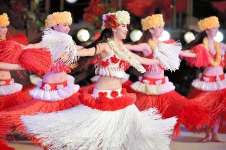 スパリゾートハワイアンズで踊りを披露するフラガール＝福島県いわき市
