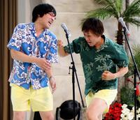 ステージ上で、しずちゃん（右）のパンチを浴びて悶絶する山ちゃん＝福島県いわき市のスパリゾートハワイアンズ（2012年４月撮影）