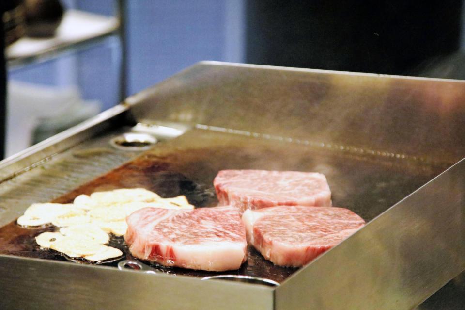 「元祖　鉄板焼ステーキみその」で提供される神戸牛はまさに絶品