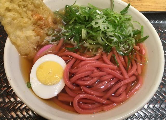 脳が混乱する「赤うどん」 広島で食べてきた　カープ応援で地元企業が開発