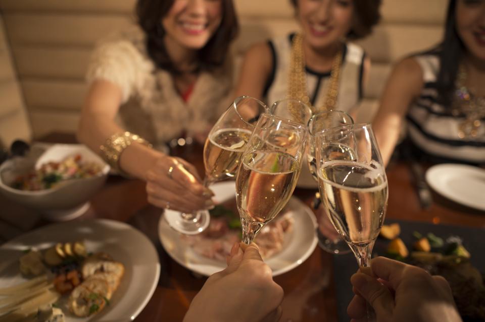 飲み会にお金を払って女性を呼ぶ…なんて、コンパニオンと同じじゃないかと思われるかもしれませんが…（Monet/stock.adobe.com）