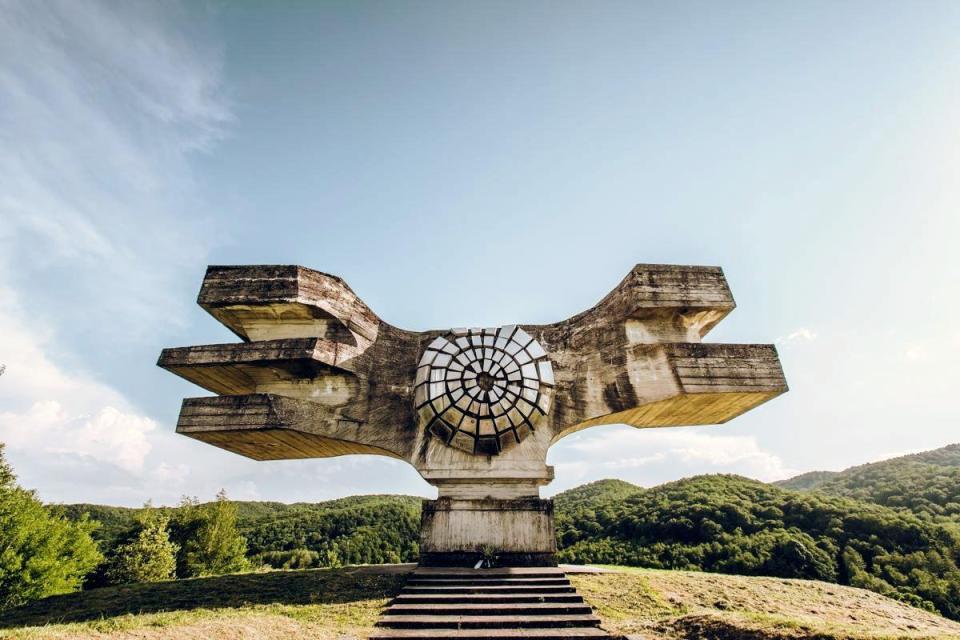 異彩を放つクロアチアの「モスラヴィナの革命記念碑／石の花」。ＳＦアニメに出てくる怪獣のようだ（同著より）