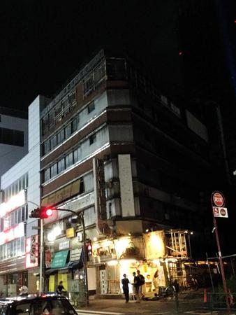 ビル内の店が営業最後となった27日夜、多くの人が訪れた＝東京・代々木