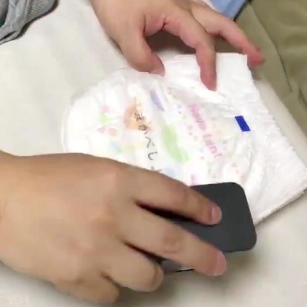 でこぼこしたおむつの表面に名前が印刷されていく／まかべひろし(@sinpen)さん提供