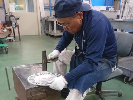 黄綬褒章・現代の名工を受章した藤井洋征さんが「打ち出し板金」の技法を用い、１枚１枚手作業で曲面を作り出す