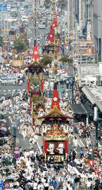 祇園祭の前祭の山鉾巡行。１カ月続く祇園祭では中盤の行事だ（２０１８年７月１７日、京都市下京区四条通河原町から西を望む）