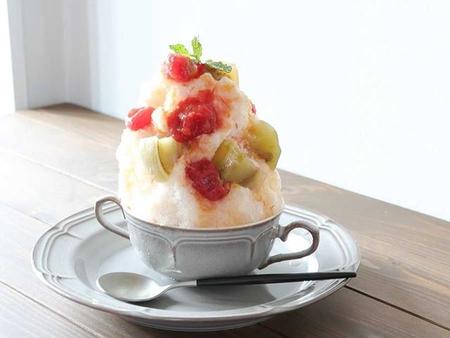 「尾崎珈琲店」のトマトとナスのかき氷８８０円。野菜の本来の旨みを引き出し、甘さは控えめ。８月まで提供予定