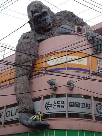 ビルの屋上から顔をのぞかせる巨大なゴリラのオブジェ。右手のひらには少女が…。街のシンボルになっている＝東京・三軒茶屋
