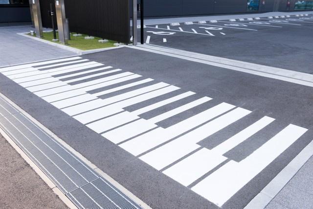 ヤマハ本社敷地内にある、ピアノの鍵盤がデザインされた横断歩道（提供写真）