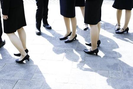 就職活動ではパンプス着用がマナーとなっており、多くの就活生が足を痛めながらもパンプスを履いているという（Spica/stock.adobe.com）