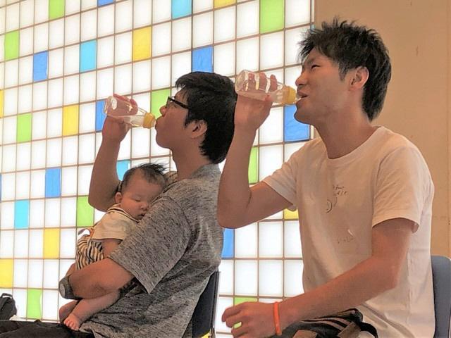 大人が哺乳瓶でミルクを飲んだら パパが考えた子育てイベントが斜め上過ぎる ライフ 社会総合 デイリースポーツ Online