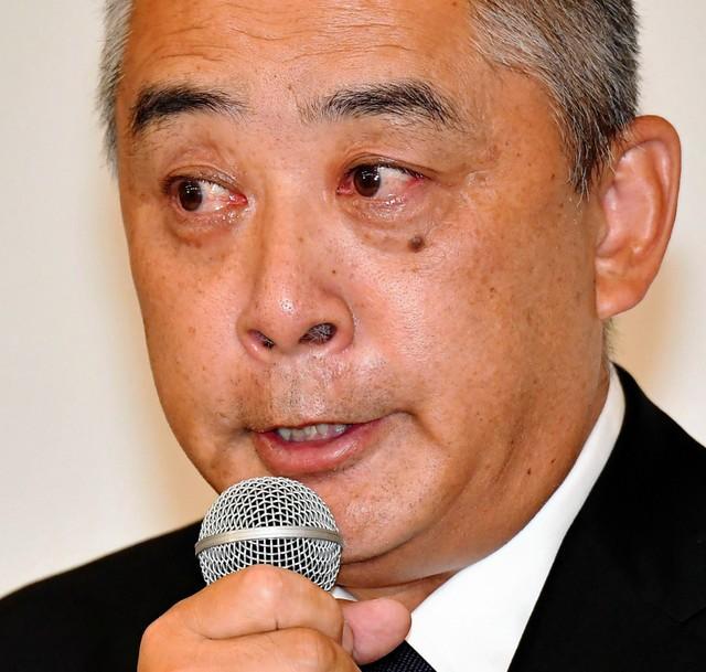 会見した吉本興業の岡本昭彦社長