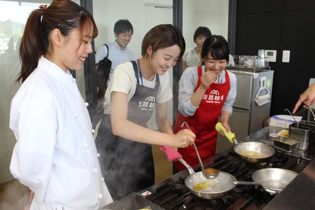 淡路麺業で生パスタの調理に挑戦する学生ら