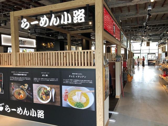 「らーめん小路」は、駅から大阪城ホールへ向かって左手の施設「オオサカジョーテラス」の２階にある